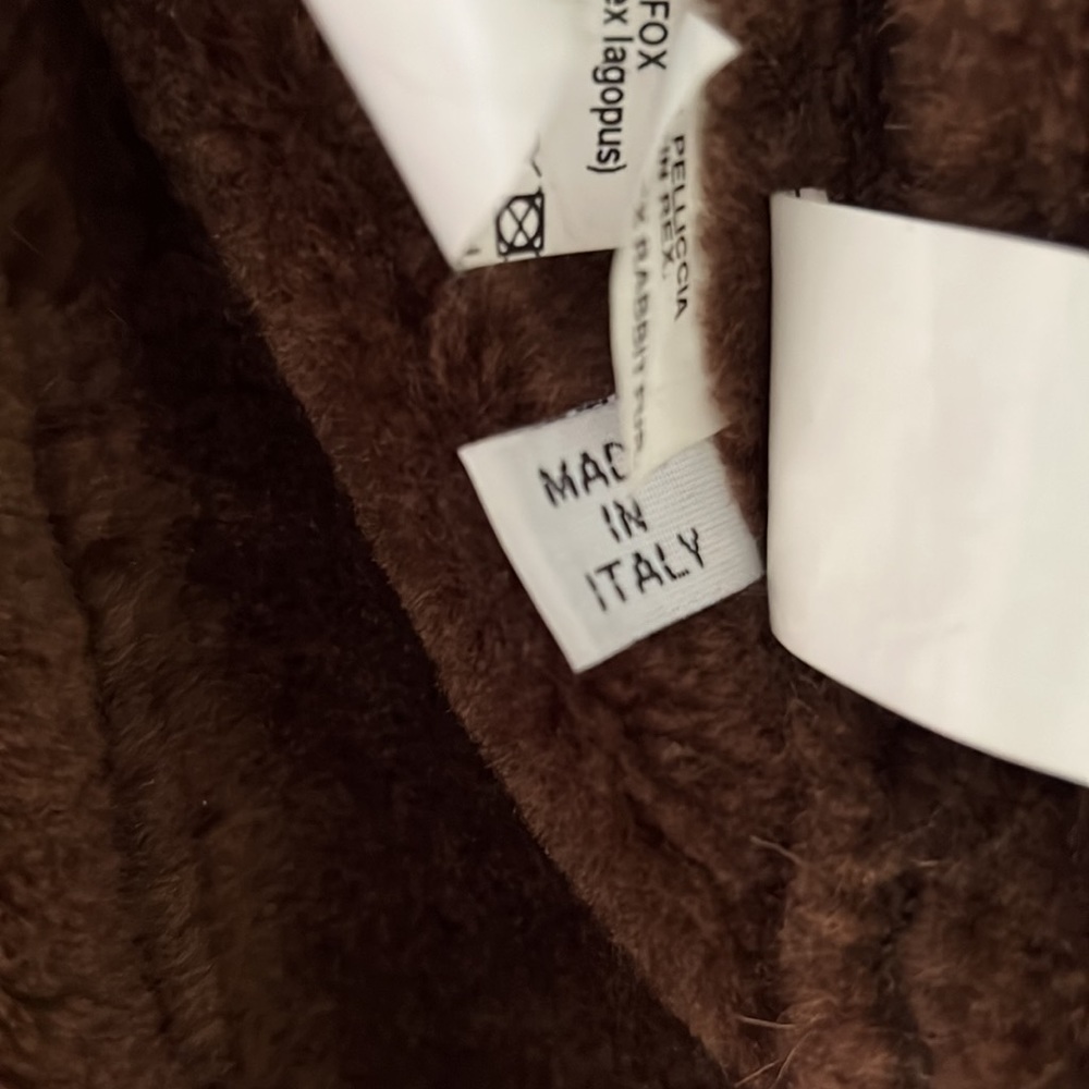 Luxurious Brown Leather Jacket with Fur Trim - Picture 4 of 4